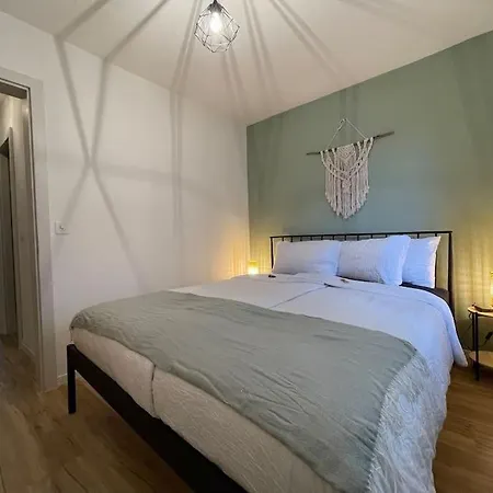 Apartment No.8 Boutique *